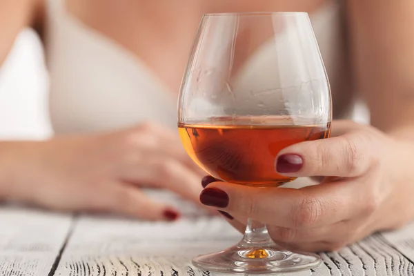 Sexy belle femme tenant un verre de whisky bourbon — Photo