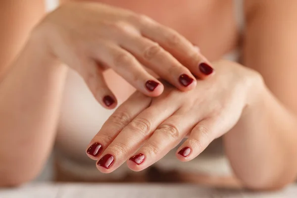 Piękna kobieta ręce. Koncepcja Manicure Spa. Miękka skóra, Pielęgnacja skóry — Zdjęcie stockowe