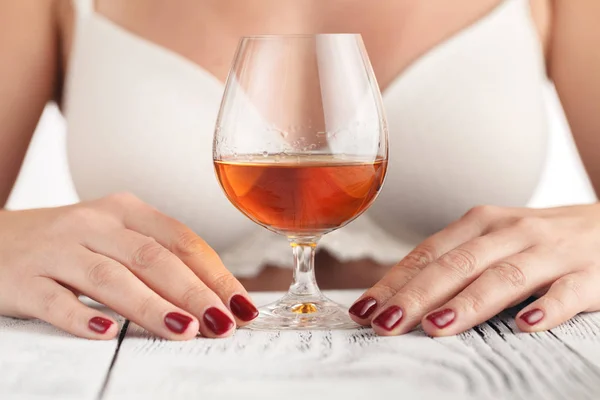 Belle femme adulte posant avec un verre de brandy . — Photo