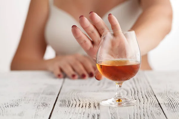 Mujer se niega a beber alcohol —  Fotos de Stock