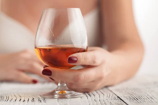 Femme ivre tenant une boisson alcoolisée, concentrée sur la boisson — Photo