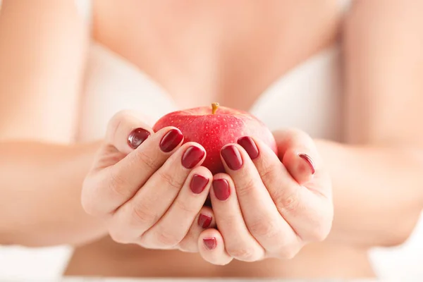 젊은 여자는 빨간 사과 손에 들고. 여자에 빨간 사과를 하 — 스톡 사진