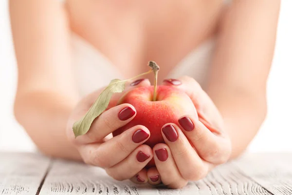 Ελκυστική γυναίκα κρατώντας φρούτων μήλο τροφίμων σε περιποιημένα χέρια — Φωτογραφία Αρχείου