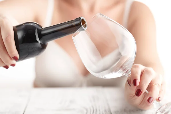 Vrouw gieten zelf een glas rode wijn in de keuken — Stockfoto