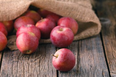 Bulrap çanta taze kırmızı elma