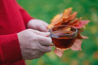 Çay ile parkta sonbahar yürüyüş