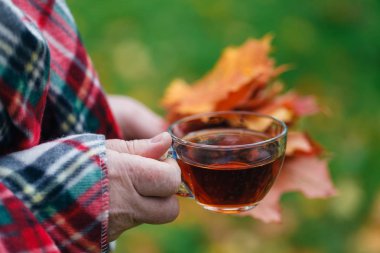 Erkek'düşmek orman yürüyüş ve İçecek sıcak çay