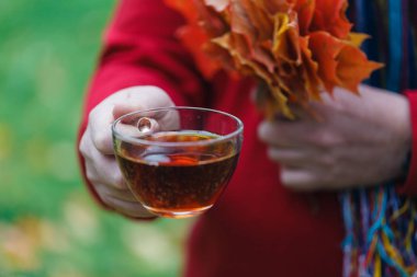 Erkek'düşmek orman yürüyüş ve İçecek sıcak çay