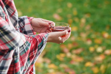 Erkek rahat battaniyeye yürüyüş parkı düşmek