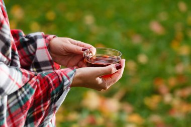 Erkek ekose İçecek sıcak çay Park