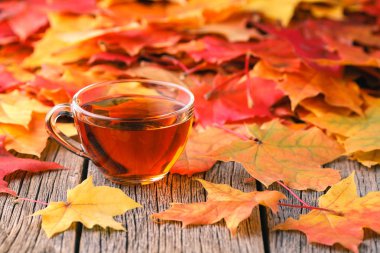 Rustik masaya sonbahar akçaağaç yaprakları