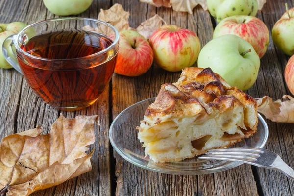 Sıcak çay Kupası ile tatlı elma pasta