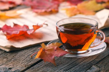 Rustik masaya sonbahar akçaağaç yaprakları