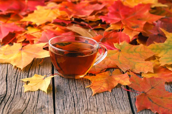 Entspannungszeit in der Herbstsaison. Rotes Ahornblatt auf dem Tisch — Stockfoto