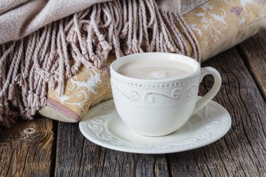 Sıcak kıvrım ve sütlü sıcak çay ile rahat kahvaltı