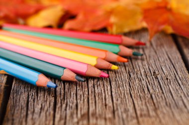 Rustik masaya sonbahar akçaağaç yaprakları