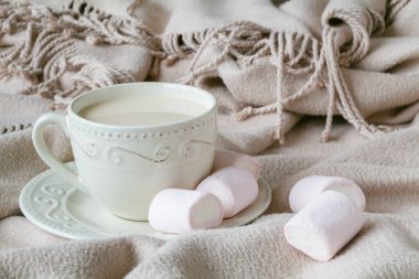 Sıcak kıvrım ve sütlü sıcak çay ile rahat kahvaltı