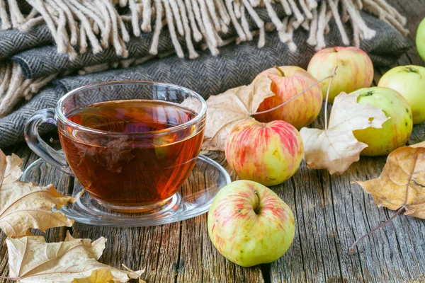 Horký čaj s jablky a koláč na stole — Stock fotografie