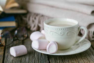 Konfor çay sıcak yün şal ve tatlılar