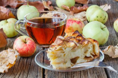 Sıcak çay ile sonbahar günü içinde elma