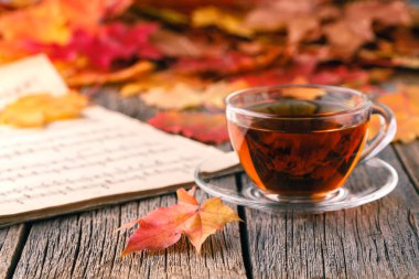 Sonbahar sezonu zaman rahatla. Masada kırmızı akçaağaç yaprağı