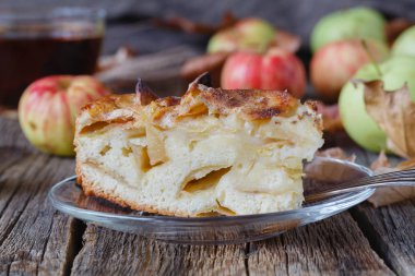 Sıcak çay Kupası ile tatlı elma pasta