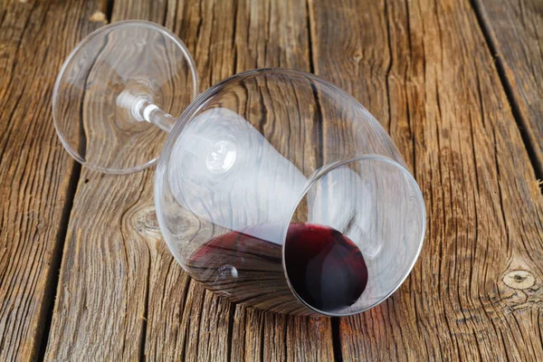 Jedna sklenice červeného vína na dřevěný stůl — Stock fotografie