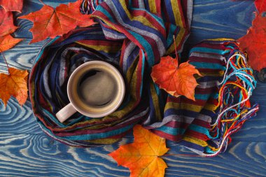 Sıcak kahve kapuçino, battaniye ve eski ahşap b sonbahar yaprakları