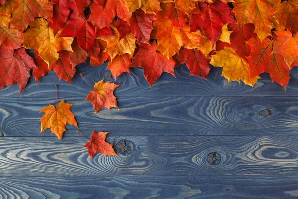 Осіннє листя на дерев'яних дошках, фон осені — стокове фото