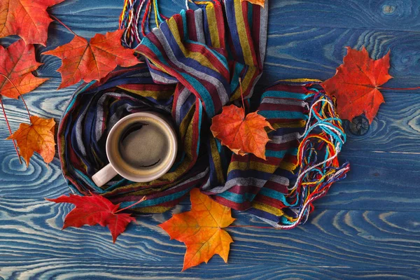 Eşarp ve kahve pas üzerinde sıcak sonbahar natürmort - örme