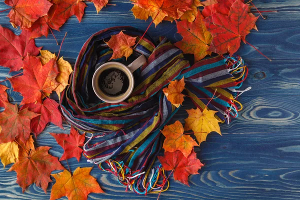 Herbstkaffee über blauem Holz — Stockfoto
