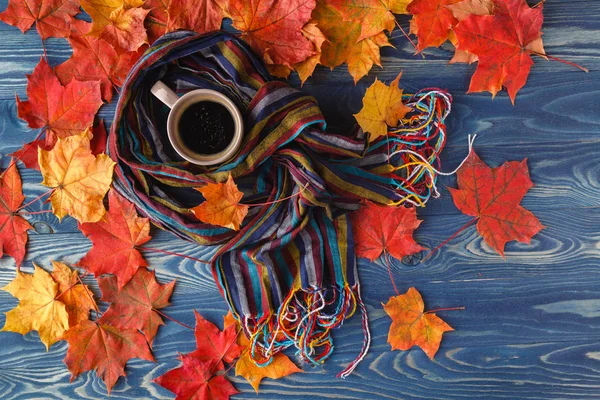 Jesień martwa - ciepły sweter, szalik i filiżankę kawy na rdzę — Zdjęcie stockowe