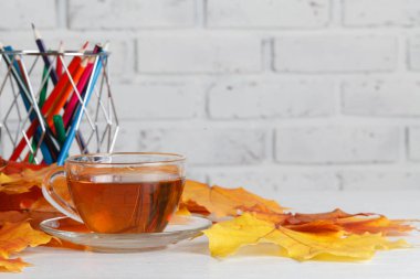 Sonbahar yapraklı bir fincan çay.