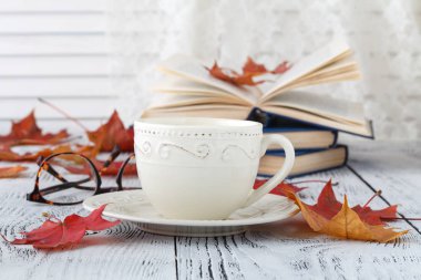 Sonbahar yaprakları ve dumanı tüten kahve fincan sıcak