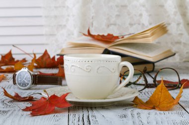 kahve fincanı sonbahar sonbahar yaprakları ve ahşap yüzey arka plan