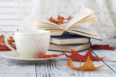 Sonbahar yaprakları ve sade kahve kompozisyon. Kahve Kupası'nda yıpranmış rustik ahşap arka plan. Sonbahar sıcak içecekler kavramı