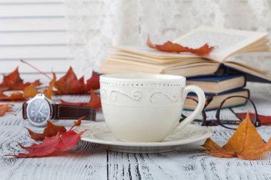 fincan süt kahve ve renkli sonbahar yaprakları