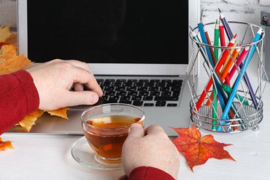 Tablo boş ekran ile ahşap masa Laptop dizüstü bilgisayar üzerinde çalışan iş adam el.