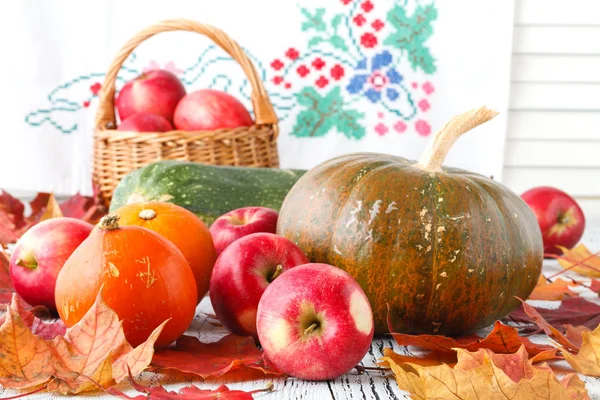 Herfst aard concept. vallen groenten en fruit op hout. Thanksgiving diner — Stockfoto