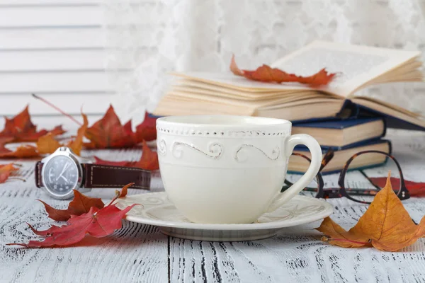 fincan süt kahve ve renkli sonbahar yaprakları