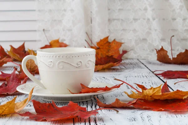 fincan süt kahve ve renkli sonbahar yaprakları