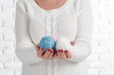 iplik, iplik, dikiş tutan eller yakın. malzemeler için el yapımı ve el işi 