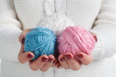iplik ve örme topları tutan örme kazak kadında. iğne işi kavramı