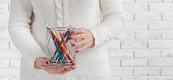 Um monte de lápis colorido em mãos de mulher, conceito de design de arte — Fotografia de Stock