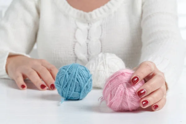 Tempo libero concetto di hobby, clew di lana naturale sul tavolo — Foto Stock