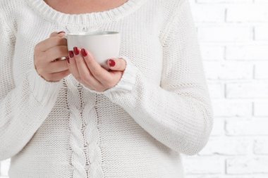 çay bardağı ile el