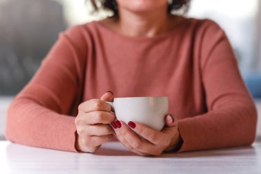 çay bardağı ile el