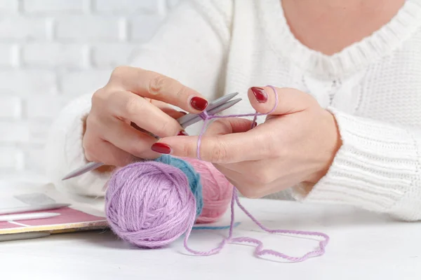 Vrije tijd hobby concept, schoothoek van natuurlijke wol op tafel — Stockfoto