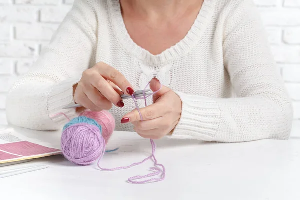 Bolas de fios coloridos. Tricotar a amostra. As mãos das mulheres são tricotadas — Fotografia de Stock