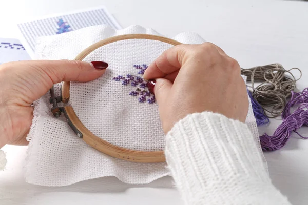 kadın brode çapraz lavanta